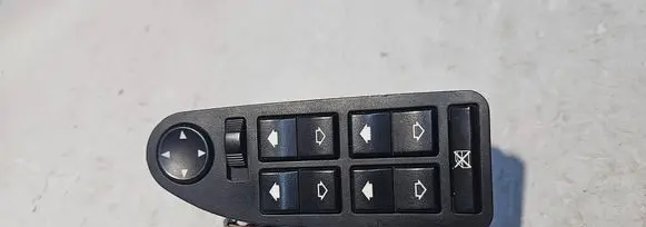 BMW 5 E39 Electric window control switch 8368966