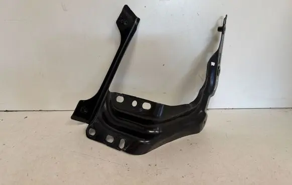 Volkswagen Tiguan Fender mounting bracket 5NA821135B 02S0925