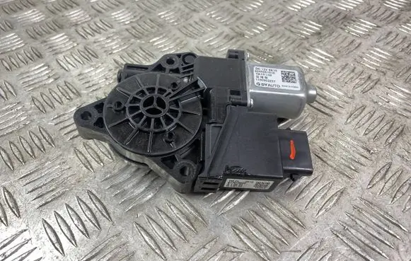 Hyundai Santa Fe Front door window regulator motor 82450S1010