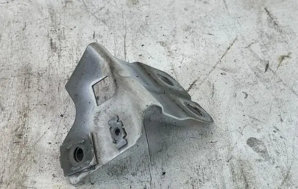 Opel Insignia B Fender mounting bracket 39077425