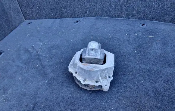 Engine mount bracket
