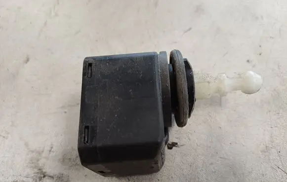 Volkswagen Golf V Headlight level adjustment motor 00883000