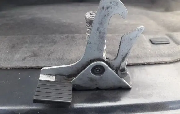 Volvo V70 Engine bonnet (hood) release handle