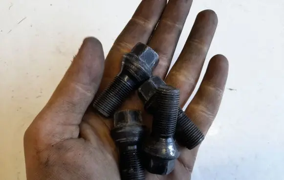 Mini One - Cooper Coupe R56 Nuts/bolts 