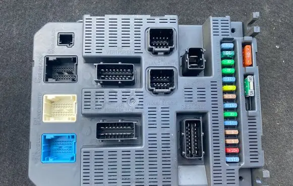 Peugeot 207 Fuse module 9663798480 BSI2004P0800 A12275