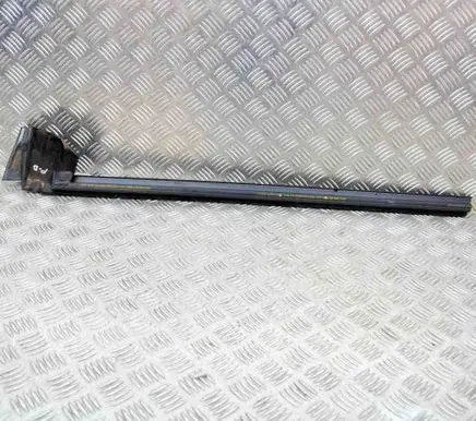 Tesla Model 3 Door glass trim 109049600E