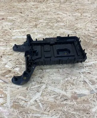 Volkswagen PASSAT B6 Battery tray 1K0915333