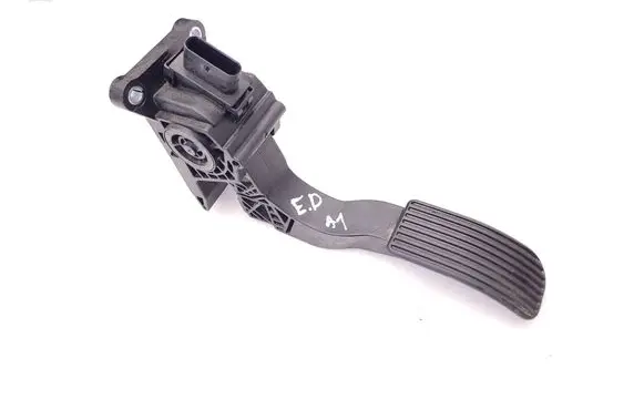 Accelerator throttle pedal