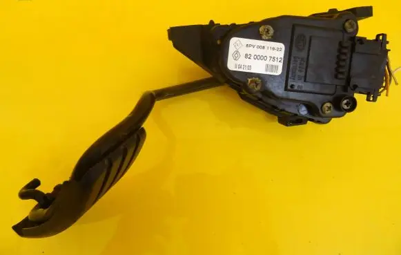 Accelerator throttle pedal