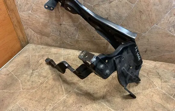 Mercedes-Benz C W204 Headlight/headlamp mounting bracket A204626044