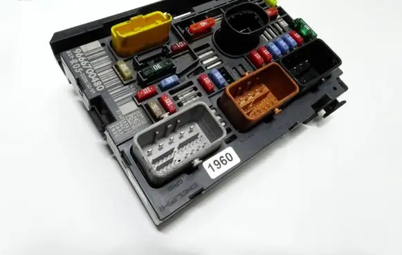 Citroen C4 I Fuse module 9666700480 12085851