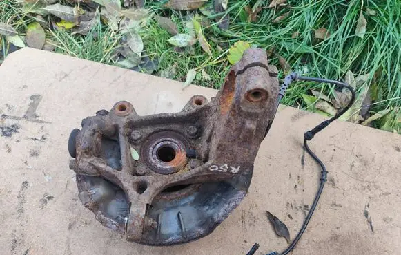 Front wheel hub