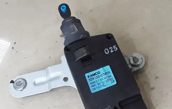 Hyundai Santa Fe Tailgate boot lock/latch motor 957502B000