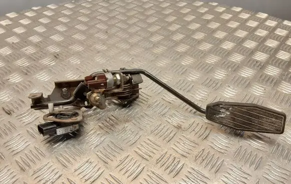 Mazda 3 I Accelerator throttle pedal 130108033