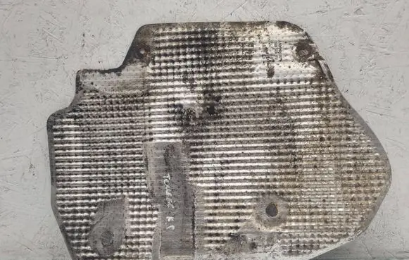 Volkswagen Touareg I Heat shield in engine bay 7L0825615