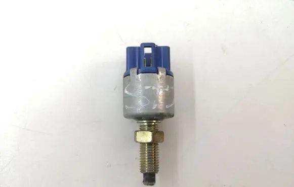 Toyota RAV 4 (XA20) Brake pedal sensor switch