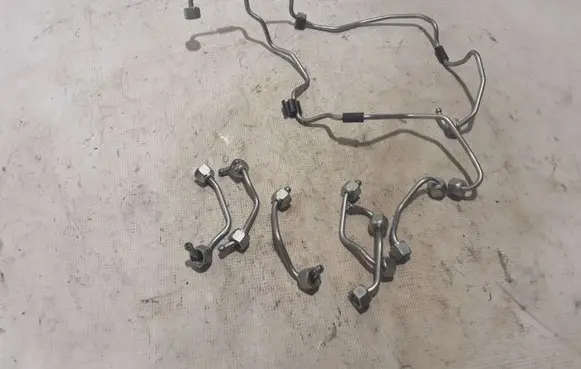 Fuel injector supply line/pipe