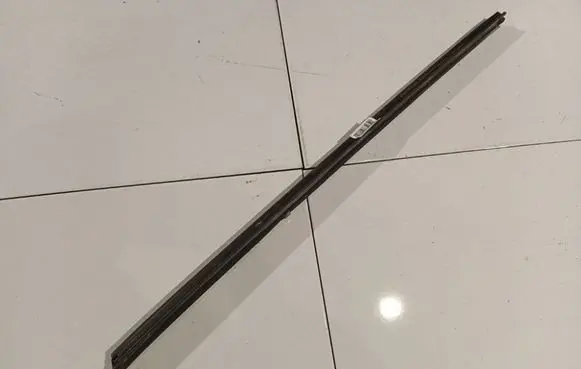 Toyota Avensis T250 Front door glass trim molding