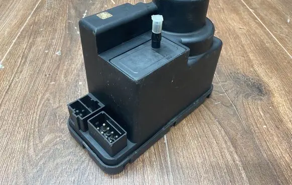 Mercedes-Benz C W202 Central locking vacuum pump 2028000848