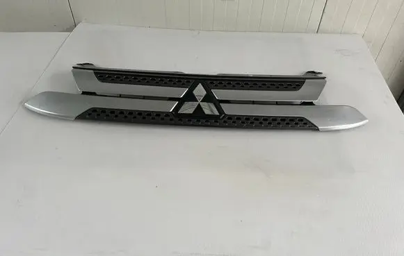 Mitsubishi Outlander Front bumper upper radiator grill 