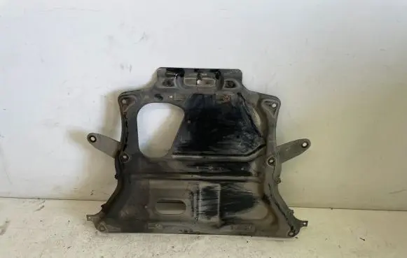BMW 4 F36 Gran coupe Engine splash shield/under tray 6860952