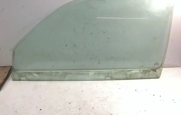 Volkswagen Golf III Front door window glass four-door 43R001352