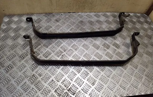 Fuel tank mounting bracket