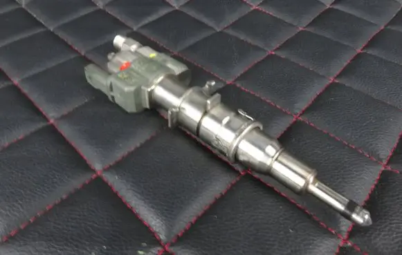 BMW 3 E90 E91 Fuel injector 7589048