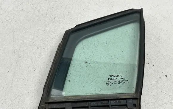 Toyota Avensis T270 Front door vent window glass four-door 43R001605