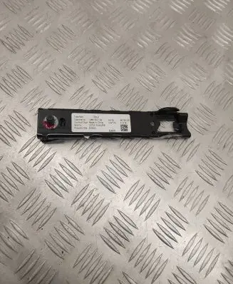 Tesla Model 3 Seat belt adjustment rail 1068130C1B 640754100B CZZ22175300ZSE