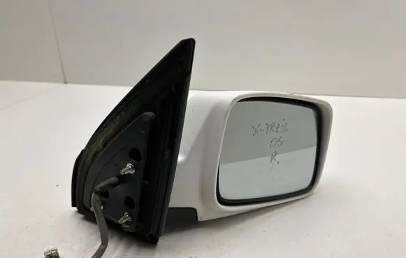 Nissan X-Trail T30 Front door electric wing mirror E13010621