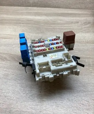 Nissan Primera Fuse module 24350AV700
