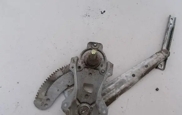 Nissan Almera Tino Rear door manual window regulator 