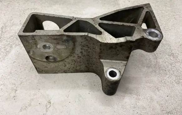 Volvo XC90 Engine mounting bracket 31262325