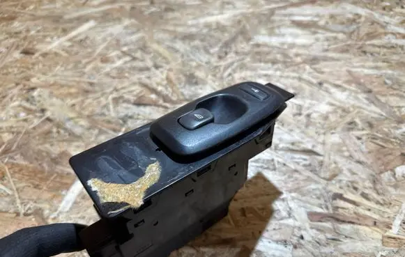 Volvo S60 Electric window control switch 8682950