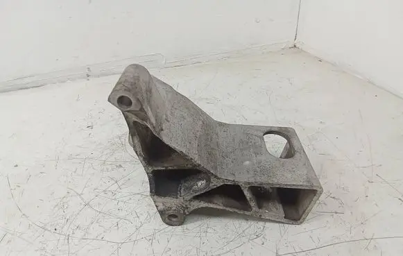 Volvo XC90 Engine mounting bracket 30741576