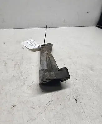 Engine mounting bracket