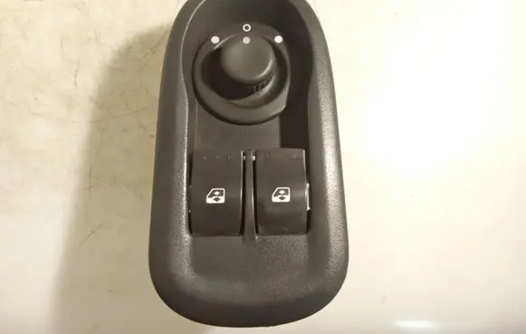 Opel Movano B Electric window control switch 8200637849