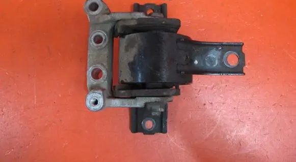 Mitsubishi Lancer X Engine mounting bracket