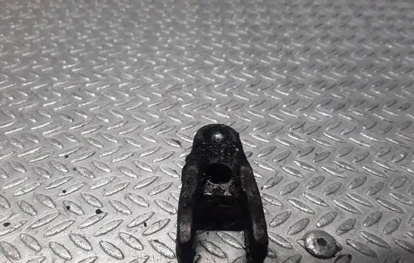 Mercedes-Benz S W220 Fuel Injector clamp holder
