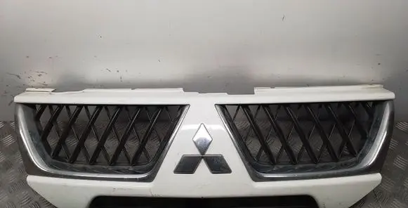 Mitsubishi Pajero Sport I Front bumper upper radiator grill 7450A029