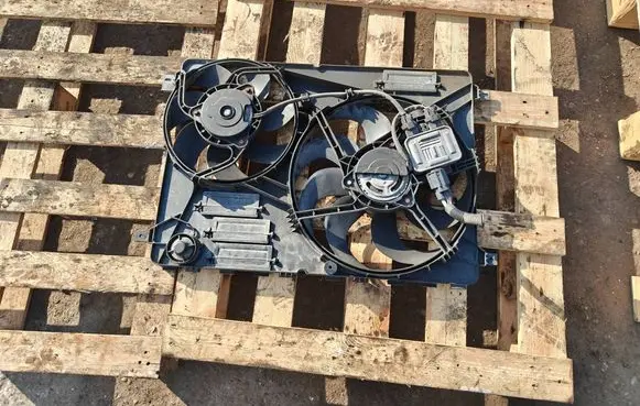 Volvo V70 Electric radiator cooling fan 8240547