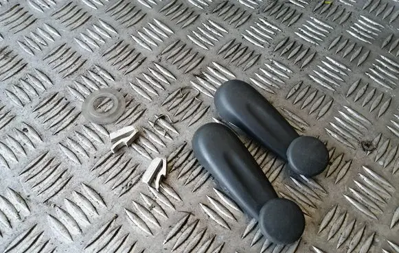 Toyota Yaris Rear door window winding handle 