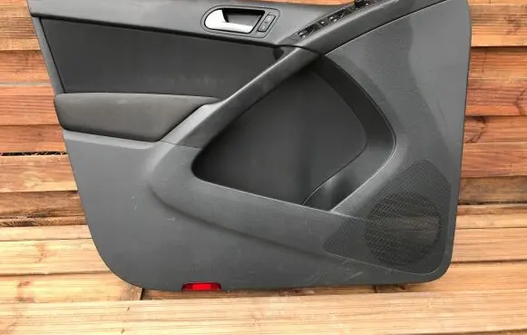Volkswagen Tiguan Front door card panel trim