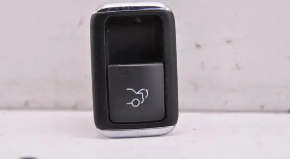 Mercedes-Benz E W212 Tailgate/boot open switch button A2128204410