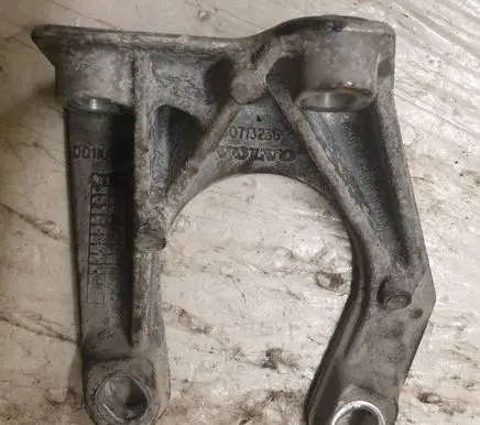 Volvo XC70 Front differential bracket 30713236