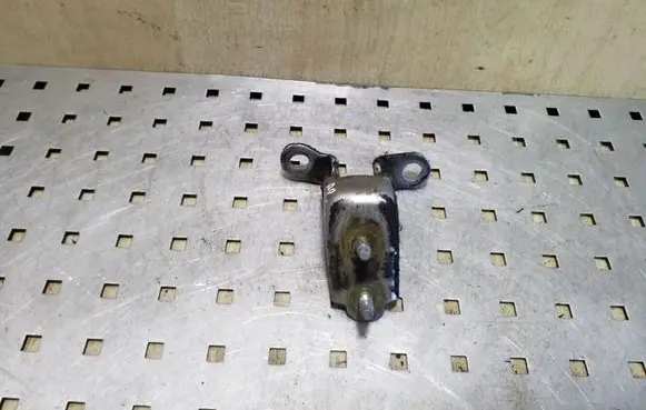 Honda CR-V Rear door lower hinge