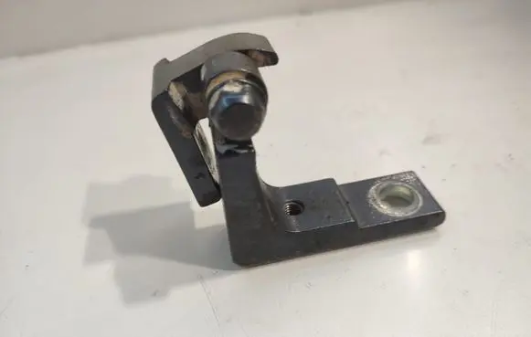 Volkswagen Touareg I Front door upper hinge 7L0831402B