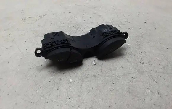 Ford Focus Windscreen/window heater switch 98AG19A945BG