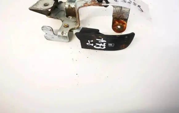 Mazda 3 I Fuel tank opening switch 